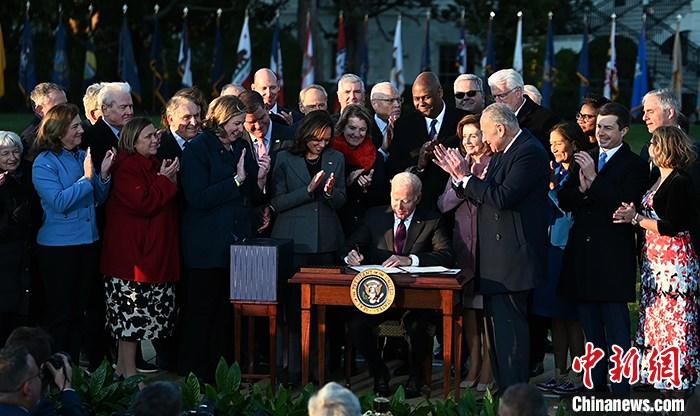 美总统拜登签署万亿美元基建法案：让美国再次前进